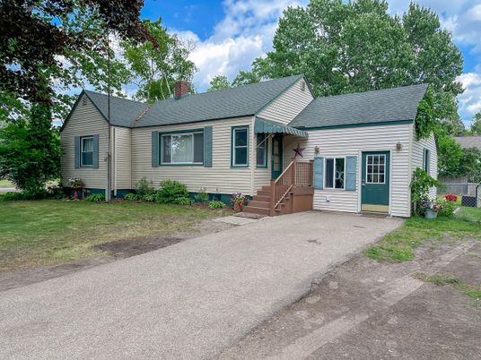 Backyard, Exterior, Facade, Cape Cod