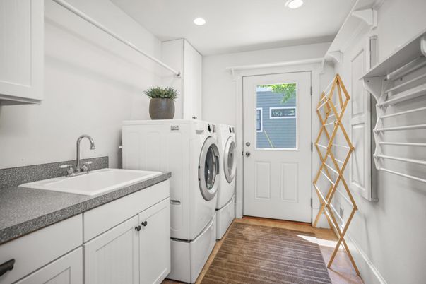 Interior, Recessed Lighting, Washer, Wood Texture Flooring