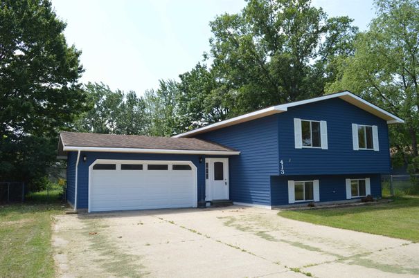 Attached, Exterior, Facade, Split Level