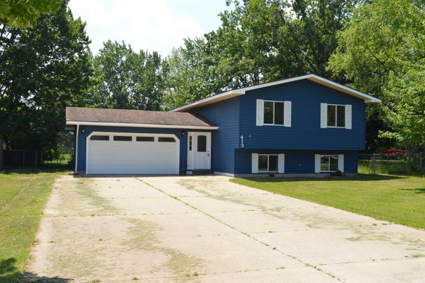 Attached, Exterior, Facade, Split Level