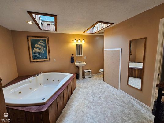 Bathroom, Interior, Recessed Lighting