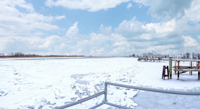 Exterior, Lake