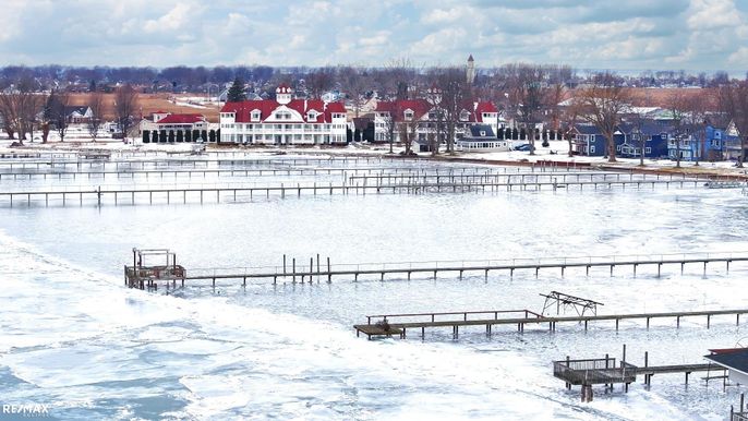 Exterior, Lake