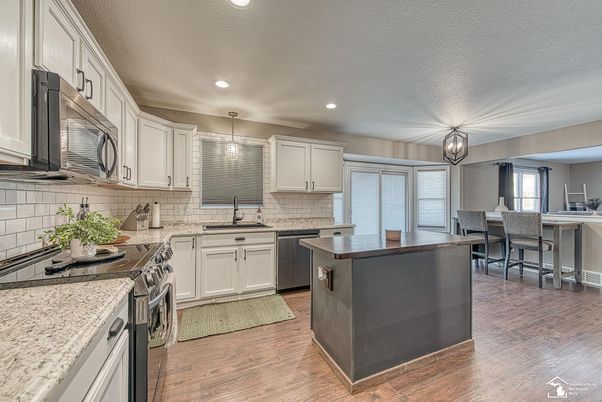 Dining room, Interior, Kitchen, Pendant Lights, Recessed Lighting, Wood Texture Flooring