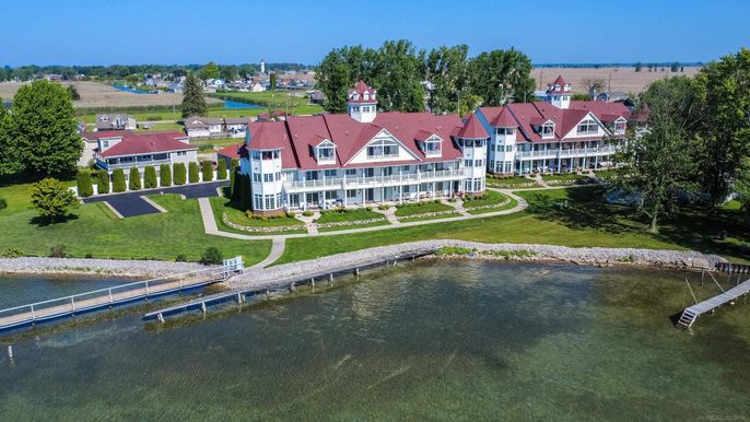 Exterior, Drone