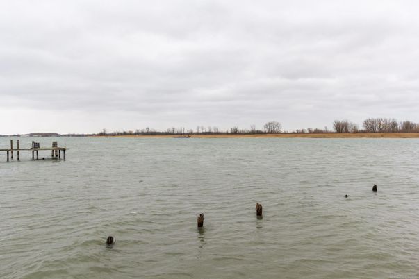 Exterior, Lake