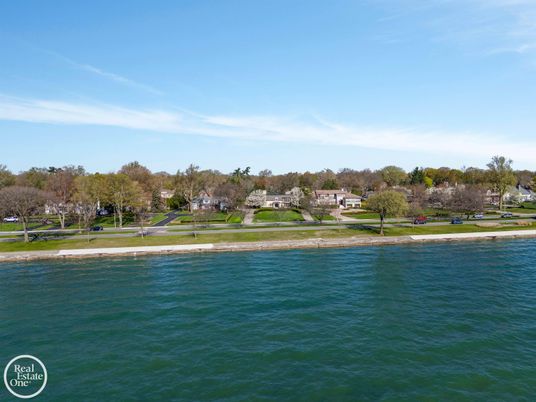 Exterior, Lake