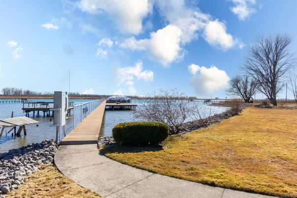 Exterior, Lake