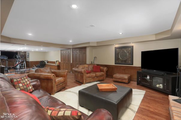 Fitness Equipment, Interior, Living room, Recessed Lighting, Wood Texture Flooring