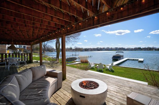 Exterior, Lake