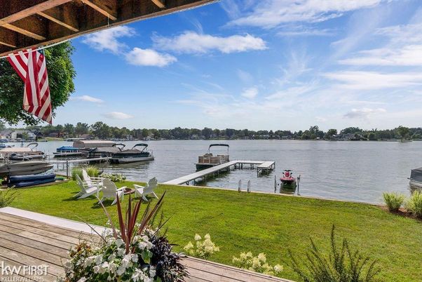 Exterior, Lake