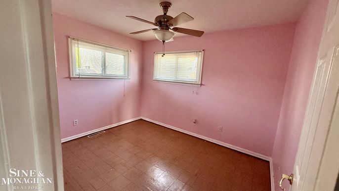 Empty room, Interior