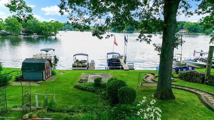 Exterior, Lake