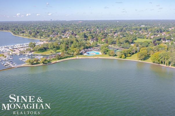 Exterior, Lake