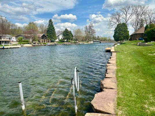 Exterior, Lake