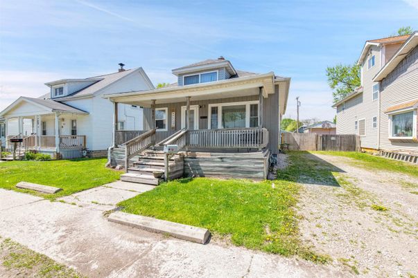 Backyard, Exterior, Facade, Solar Panels, American Foursquare