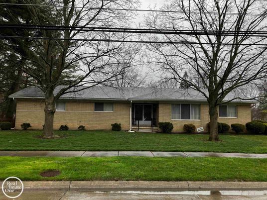 Exterior, Facade, Ranch