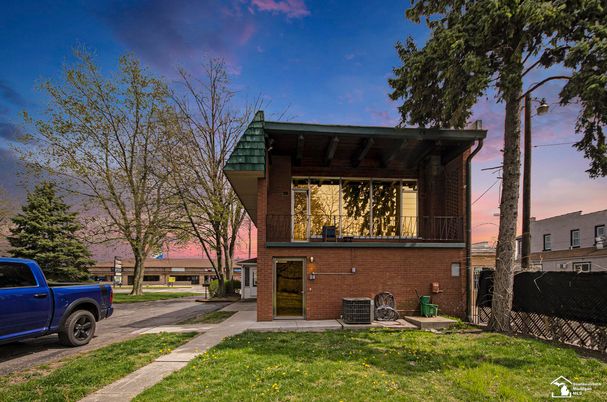 Backyard, Exterior, Facade, Brick Facade, Log Home