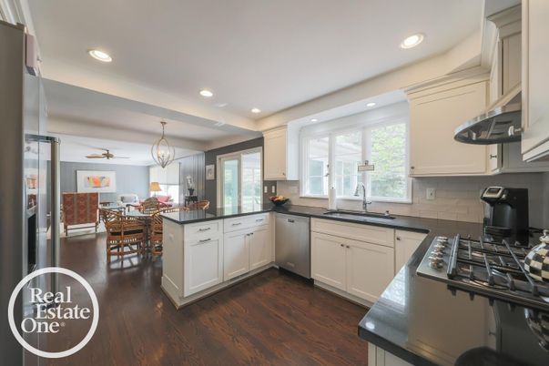 Chandelier, Dining room, Interior, Kitchen, Pendant Lights, Recessed Lighting, Stainless Steel Appliances, Wood Texture Flooring