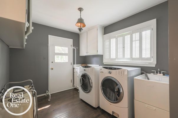 Interior, Washer, Wood Texture Flooring