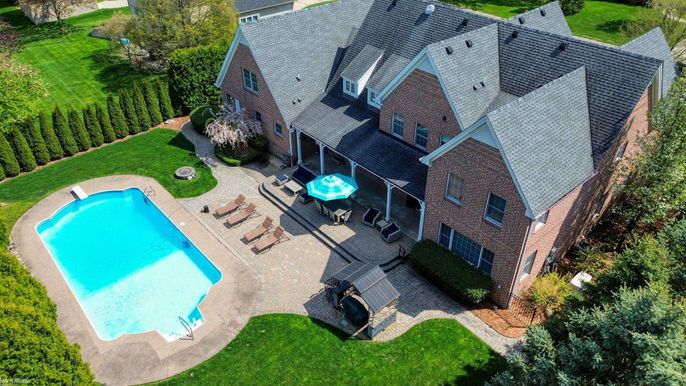 Exterior, Drone