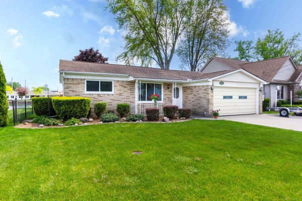 Attached, Exterior, Facade, Ranch