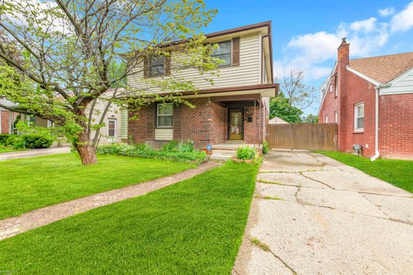 Exterior, Facade, Brick Facade, American Foursquare