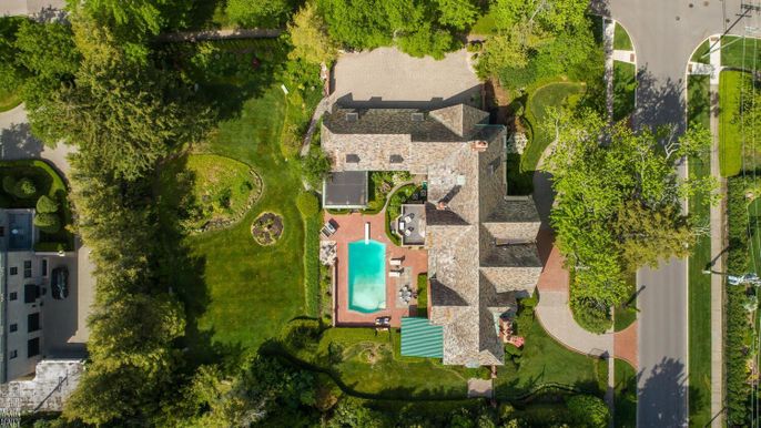 Exterior, Drone