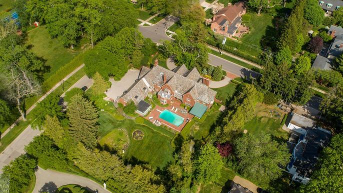 Exterior, Drone
