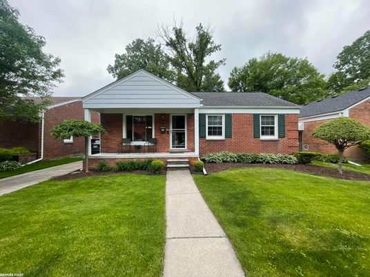 Exterior, Facade, Brick Facade, Ranch