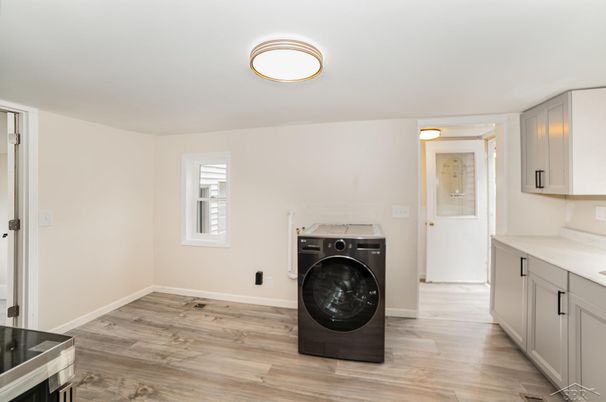 Interior, Utility Closets, Washer, Wood Texture Flooring