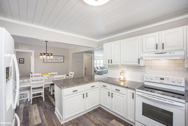 Chandelier, Dining room, Interior, Kitchen, Pendant Lights, Wood Texture Flooring
