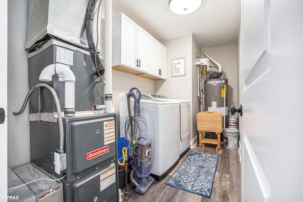 Interior, Washer, Wood Texture Flooring