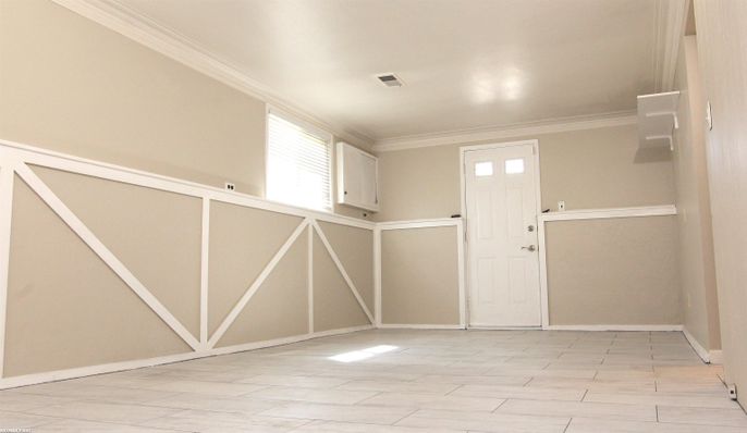 Empty room, Interior