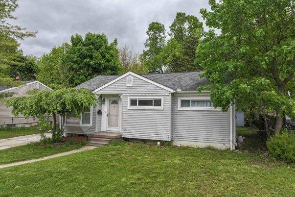 Exterior, Facade, Ranch