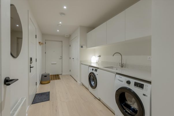 Interior, Recessed Lighting, Washer, Wood Texture Flooring