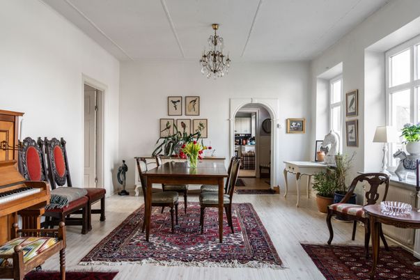 Chandelier, Dining room, Interior, Piano, Wood Texture Flooring