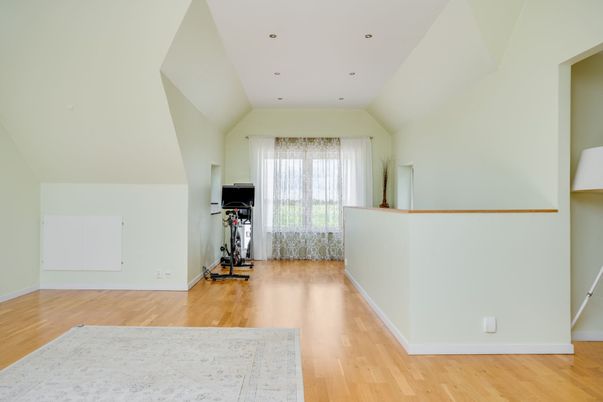 Fitness Equipment, Interior, Recessed Lighting, Wood Texture Flooring