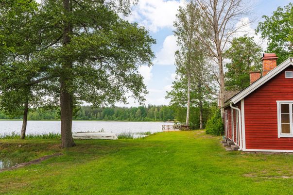 Exterior, Lake