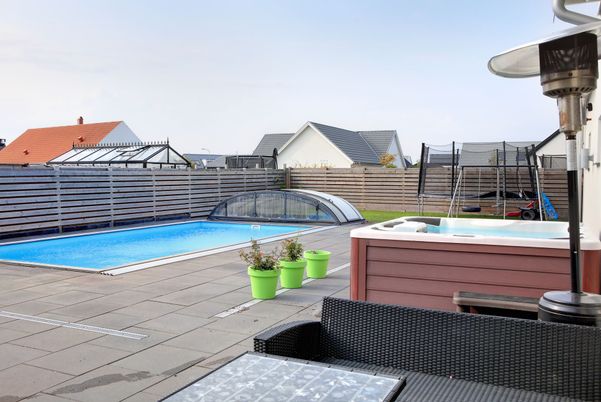 Exterior, Hot Tub, Pool