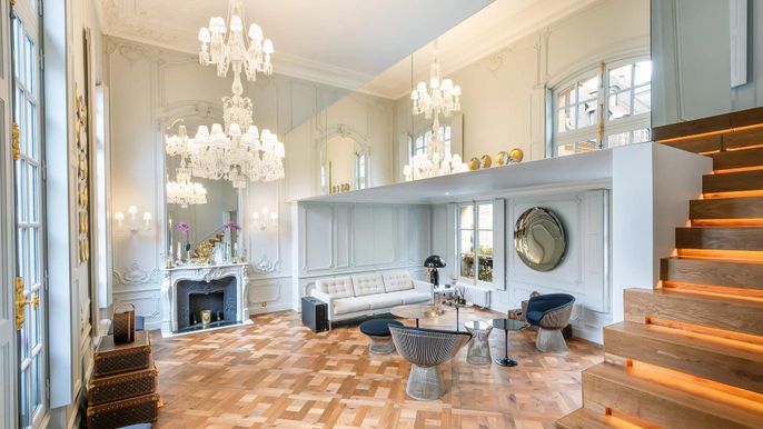 Chandelier, Fireplace, Interior, Living room