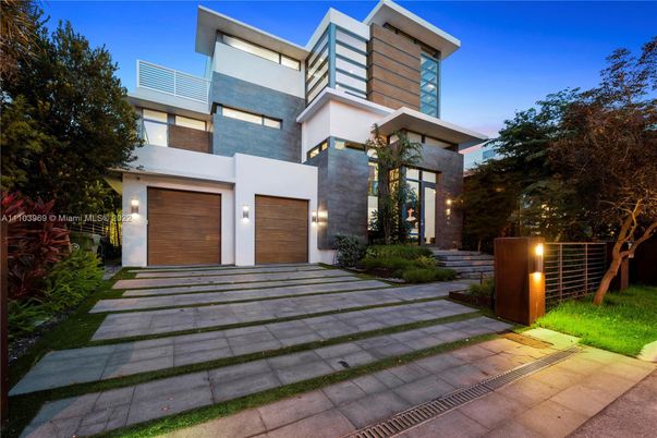 Attached, Exterior, Facade, Modern