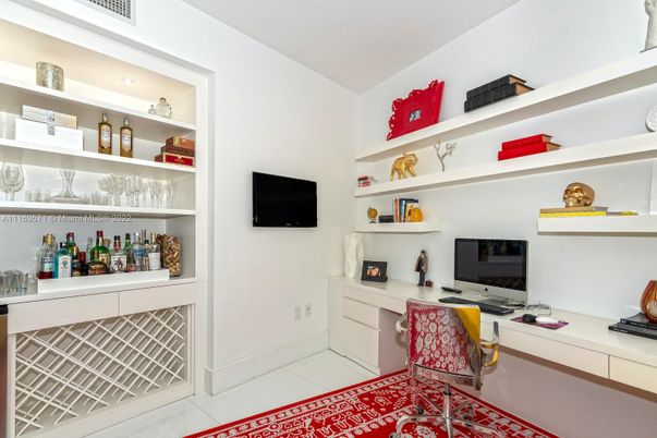 Home Office, Interior