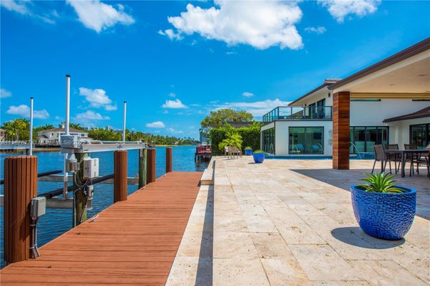 Exterior, Lake