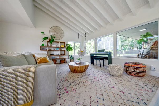 Interior, Piano