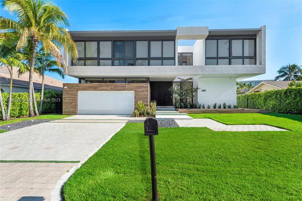 Attached, Backyard, Exterior, Facade, Modern