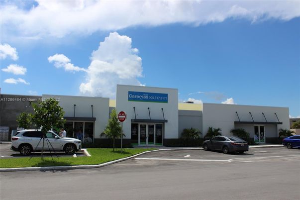 Exterior, Facade, Modern
