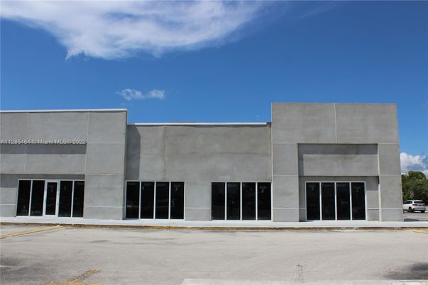 Exterior, Facade, Modern