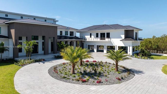 Backyard, Exterior, Facade, Modern