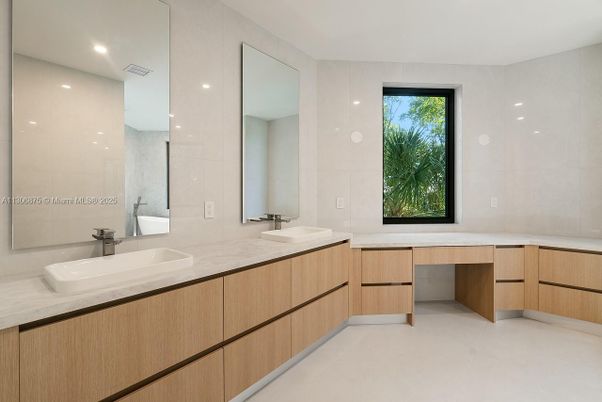 Bathroom, Dual Sink Vanities, Interior, Recessed Lighting
